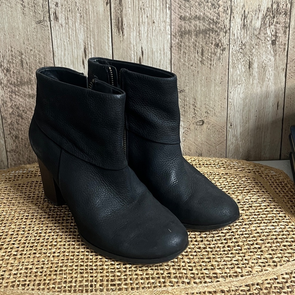 Cole Haan Black Leather Ankle Boots Size 8.5 Block Heel Zip Booties